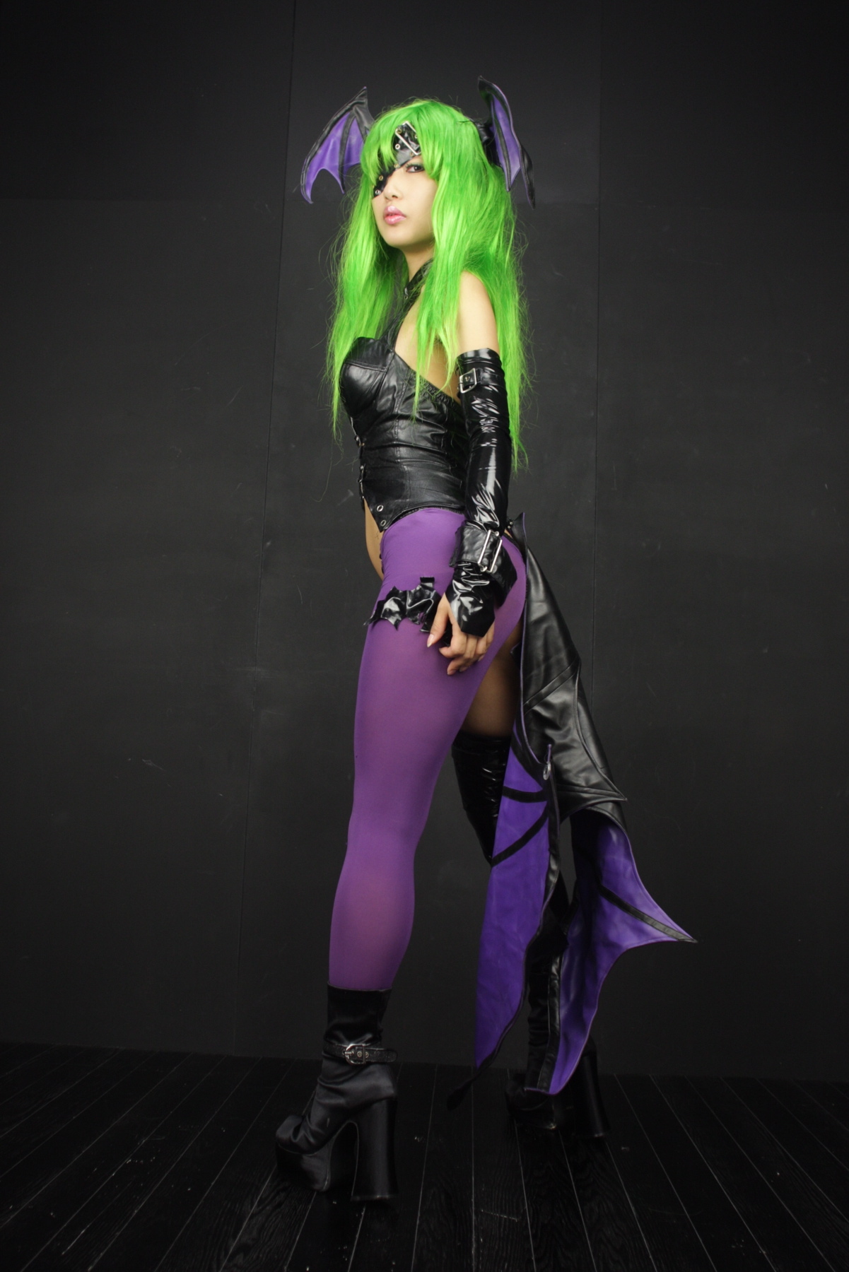 [Cosplay]  Darkstalkers  Morrigan with great body in latex